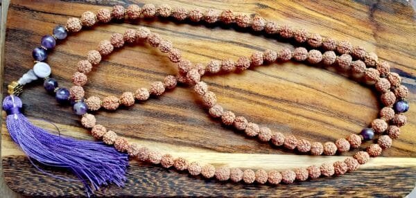 Japa Mala de Rudraksha y Amatista