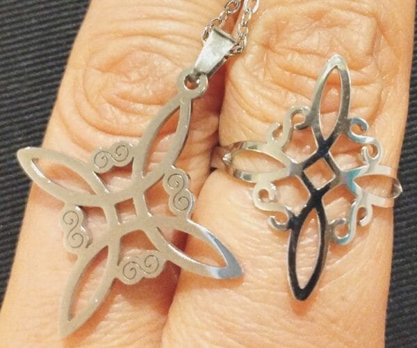 Dije y Anillo Nudo de Bruja